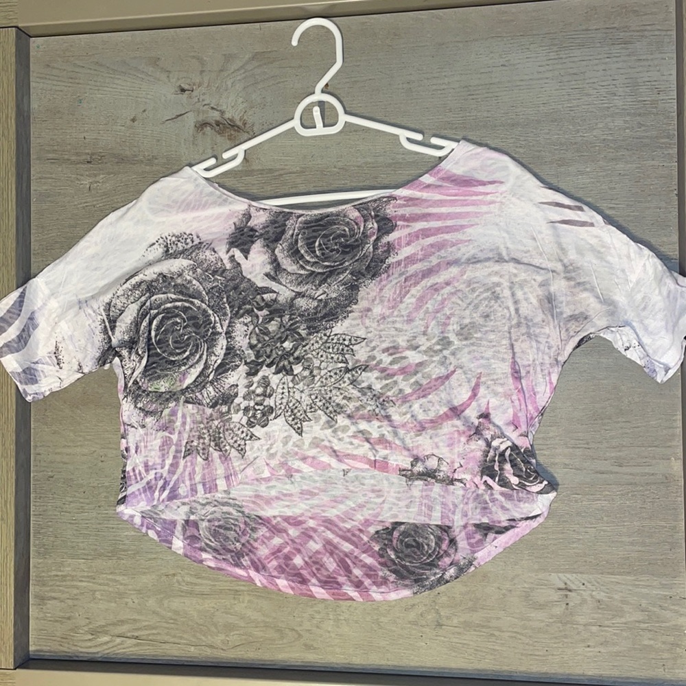 Hi-low crop top, roses and stripes